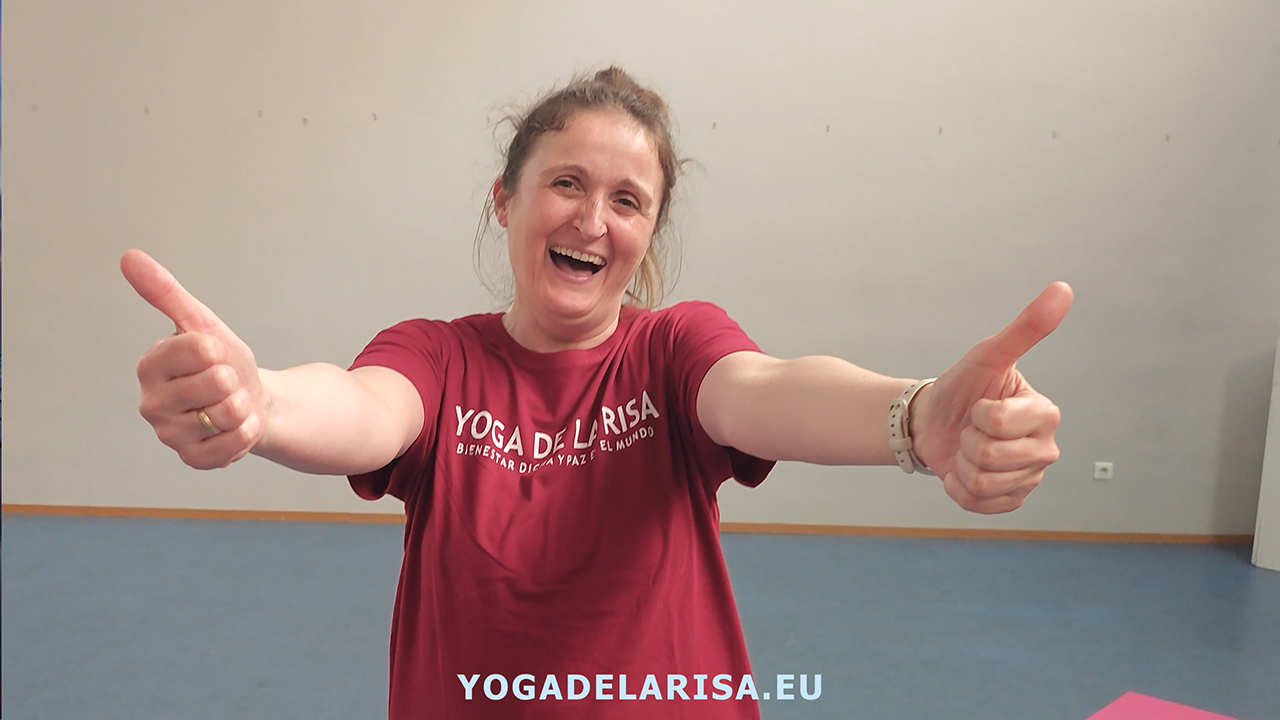 Profesional facilitando una sesion de Yoga de la Risa&reg; en Granada